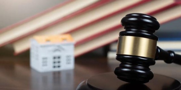 男子质疑校服被拘，警方道歉并撤回原决定