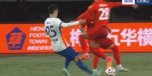 kaiyun正规平台-轻功水上漂？！钟浩然跳起抢断，鞋底踩着彭欣力膝盖！被直红罚下