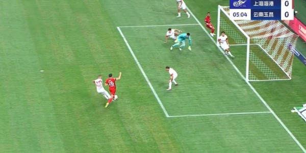加布里埃尔失点！刘若钒造点 加布里埃尔点球踢飞，海港仍0-0玉昆